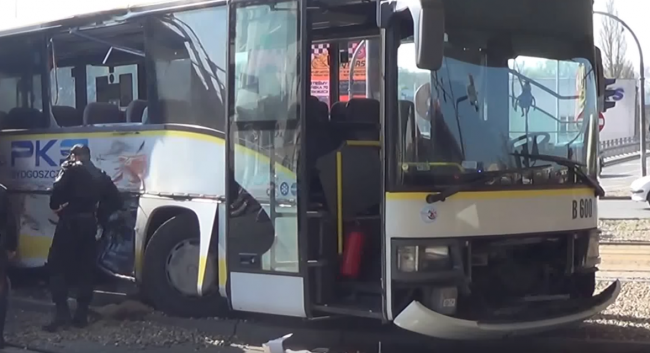 Video: Zrážka električky s autobusom si vyžiadala 15 zranených