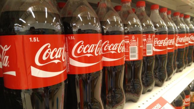 Spoločnosť Coca-Cola pobúrila aktivistov a čelí vlne kritiky