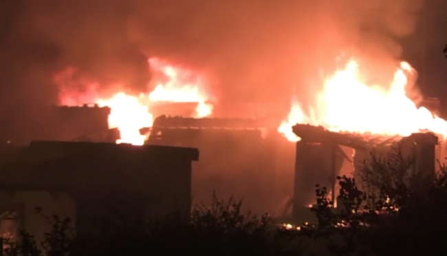 Video: Francúzskym úradom chýba asi 600 migrantov evakuovaných z horiaceho tábora