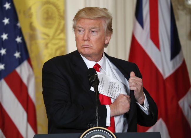 Washington Post: FBI podozrieval Trumpovho poradcu, že je agentom Ruska