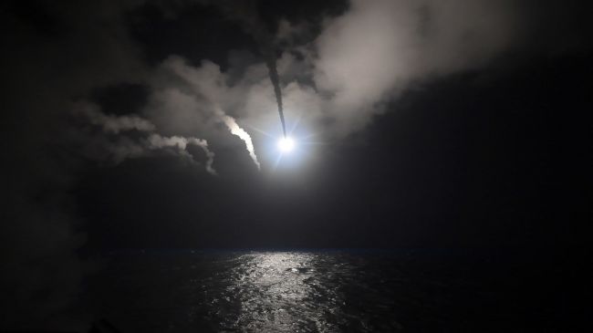 Trump mohol na raketovom útoku na Sýriu zarobiť