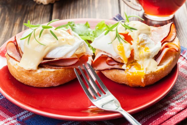 Viete, ako sa pripravuje raňajkový hit vajce Benedikt?