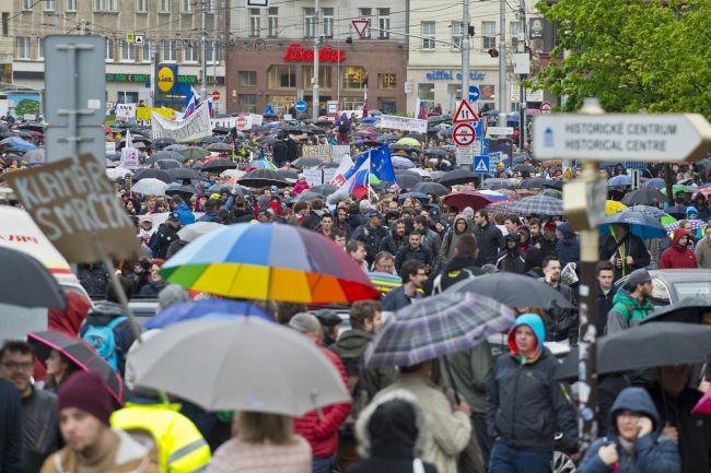 Centrom mesta pochodovali tisíce ľudí proti korupcii