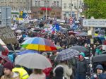 Centrom mesta pochodovali tisíce ľudí proti korupcii