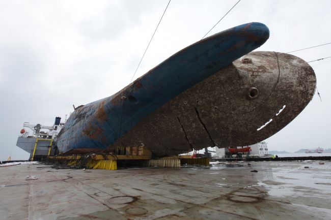 Začalo sa pátranie po telách vo vraku trajektu Sewol vytiahnutého z oceánu