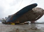 Začalo sa pátranie po telách vo vraku trajektu Sewol vytiahnutého z oceánu