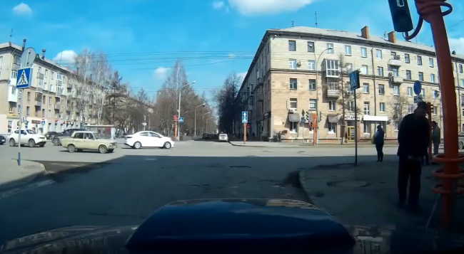 Video: Muž v Rusku sa snažil opraviť semafór. Toto mu rozhodne nevyšlo!