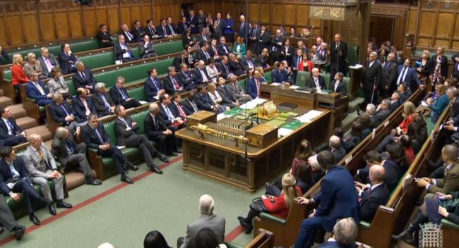 Britský parlament schválil vypísanie predčasných volieb na 8. júna