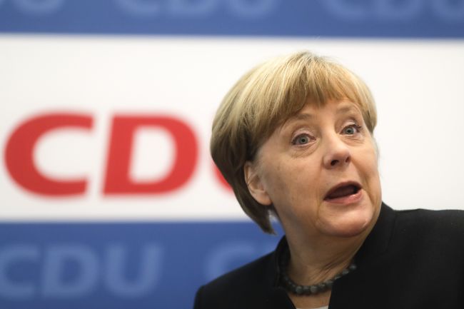 Merkelovej blok CDU-CSU si zachováva pevný náskok
