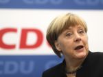 Merkelovej blok CDU-CSU si zachováva pevný náskok