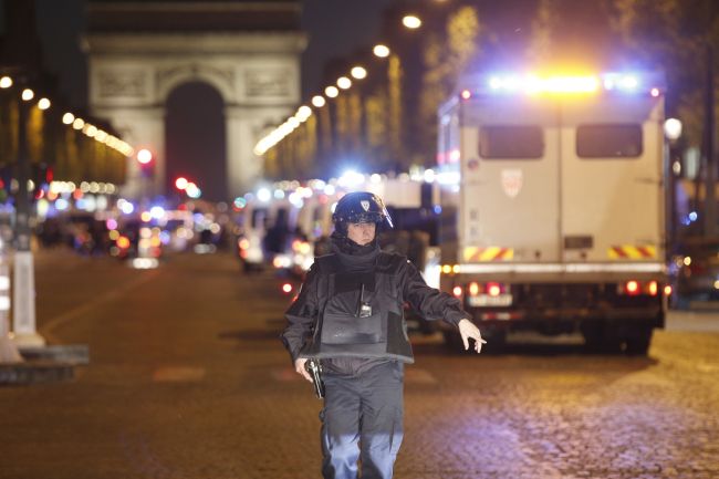 Polícia vykonala domovú prehliadku u možného podozrivého zo streľby v Paríži
