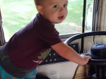 Video: Päťčlenná rodina žije v starom autobuse. Budete žasnúť nad tým, ako ho prerobili