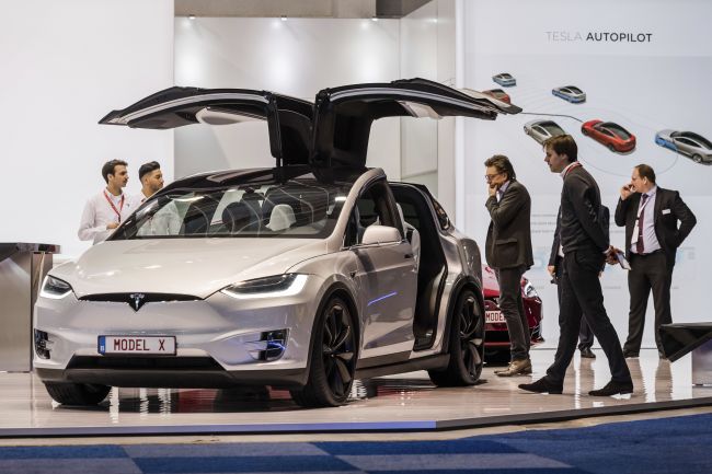 Tesla zvoláva do opravovní 53.000 vozidiel