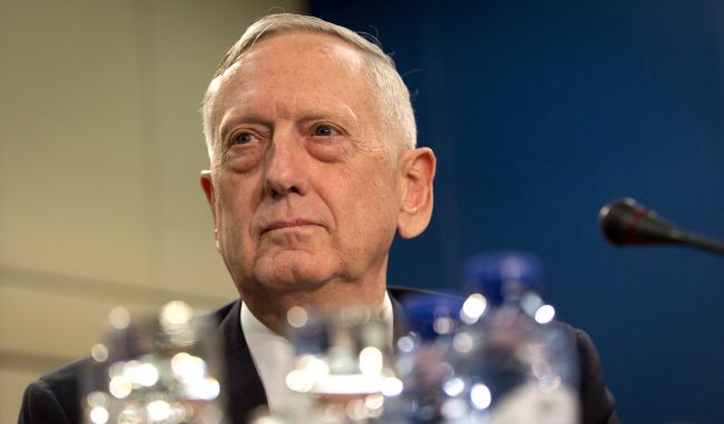 Sýria stále vlastní zakázané chemické zbrane, tvrdí Mattis