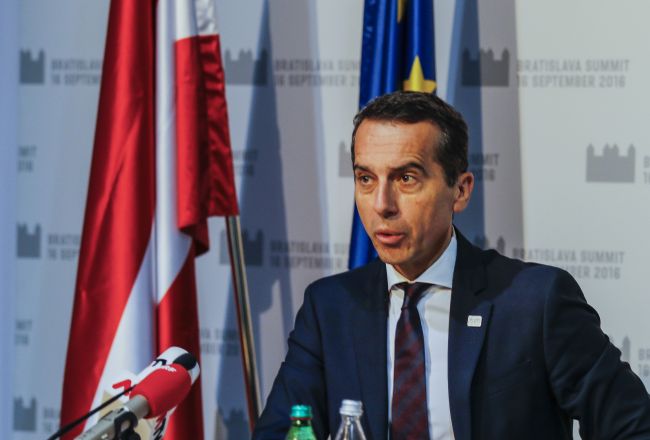 Rakúsky kancelár vidí riešenie utečeneckej otázky v táboroch mimo Európy