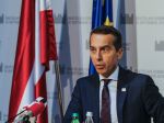 Rakúsky kancelár vidí riešenie utečeneckej otázky v táboroch mimo Európy