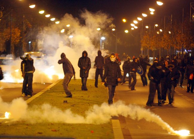 Po večerných nepokojoch v Paríži bolo zadržaných vyše 140 ľudí