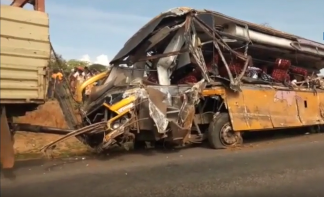 Video: Zrážku autobusu s kamiónom neprežilo 27 ľudí