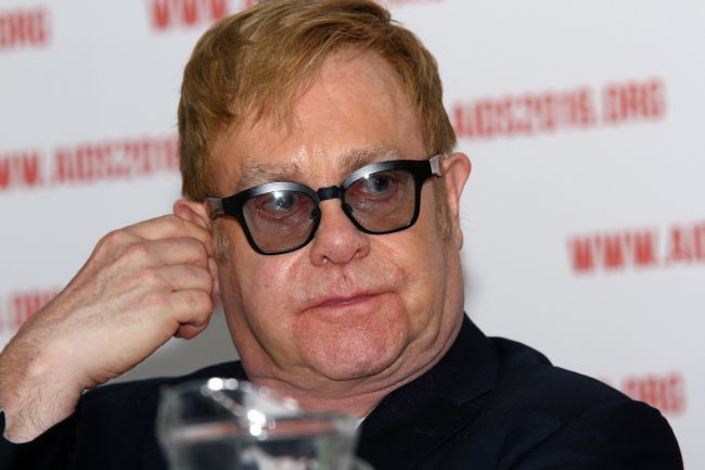 Eltona Johna postihlo vzácne ochorenie