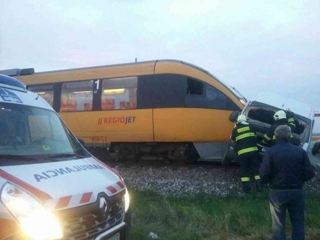 Foto: Na trati medzi Bratislavou a Komárnom sa zrazil RegioJet s dodávkou