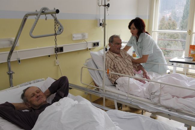 Zdravotné sestry nepotrebujú vysokú školu, rozhodla Poslanecká snemovňa