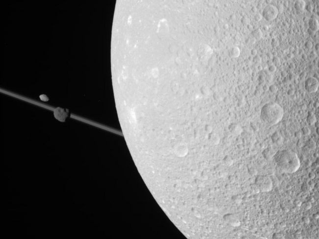 Sonda Cassini uskutočnila historicky prvý let medzi Saturn a jeho prstence