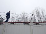 Maďarsko: Sprísnená ochrana hraníc pred migrantmi podľa vlády funguje dobre