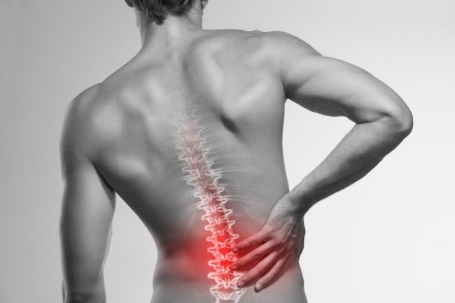 Dlhodobá bolesť krížov značí zápal chrbtice, ak sa to zanedbá, môže zvápenatieť
