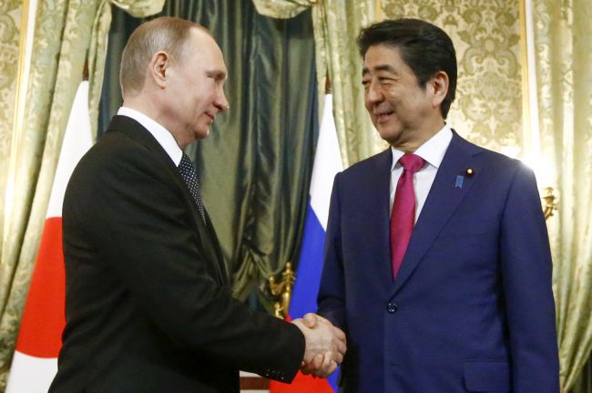 Japonský premiér chce Putinovi navrhnúť uzavretie mierovej dohody