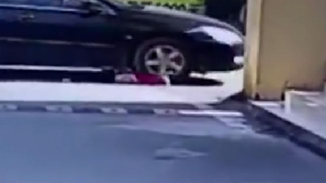 Video: Ročné dievčatko skončilo pod kolesami auta