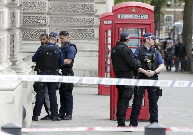 Len 100 metrov od Downing Street zadržali ozbrojeného muža