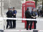 Len 100 metrov od Downing Street zadržali ozbrojeného muža