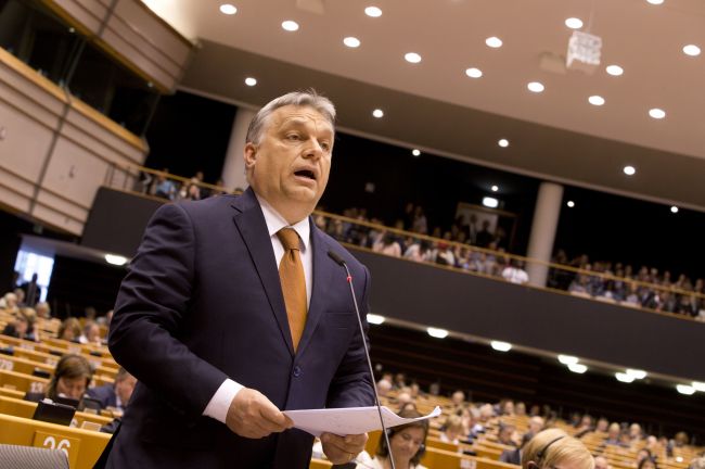 Orbán zagratuloval Erdoganovi k úspešnému referendu