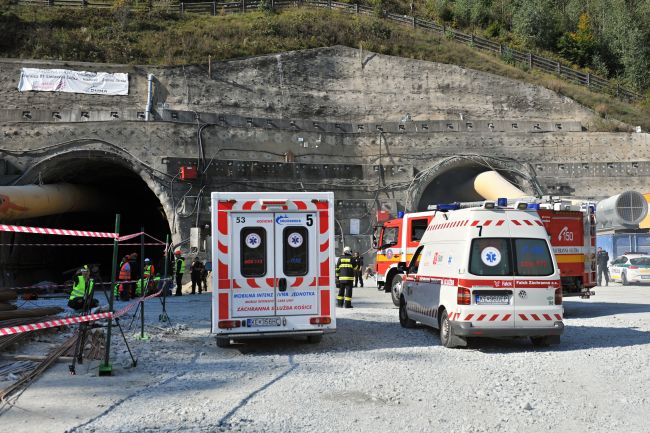 Hasiči evakuovali zo zadymeného tunela Višňové 18 ľudí