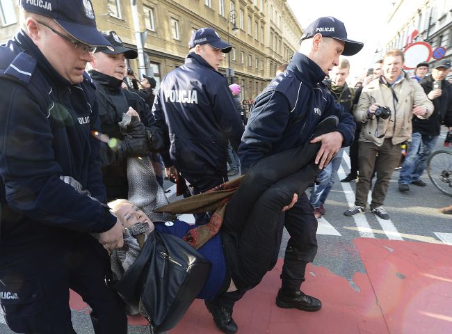 Poľská polícia použila silu proti odporcom pochodu nacionalistov vo Varšave