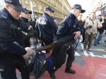 Poľská polícia použila silu proti odporcom pochodu nacionalistov vo Varšave