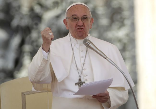 Pápež obhajoval prirovnanie utečeneckých zariadení ku koncentračným táborom
