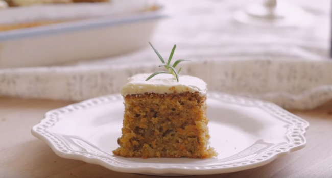 Videorecept: Jednoduchý mrkvový koláč s lahodným krémom