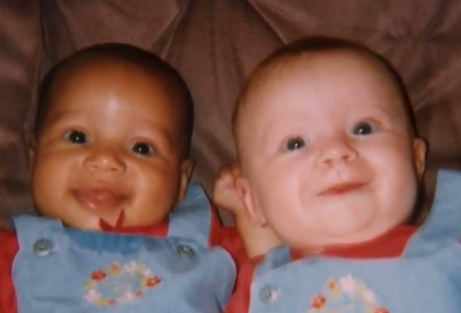 Video: Žena porodila dvojčatá s odlišnou farbou pleti. Takto vyzerajú po 18 rokoch