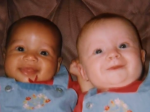Video: Žena porodila dvojčatá s odlišnou farbou pleti. Takto vyzerajú po 18 rokoch