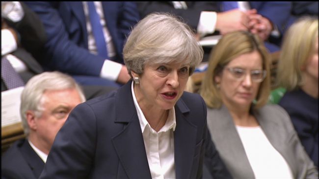 Britská premiérka obvinila predstaviteľov EÚ zo snahy zmanipulovať voľby