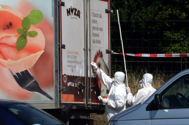 V kauze úmrtia 71 migrantov v kamióne obvinili 11 cudzincov