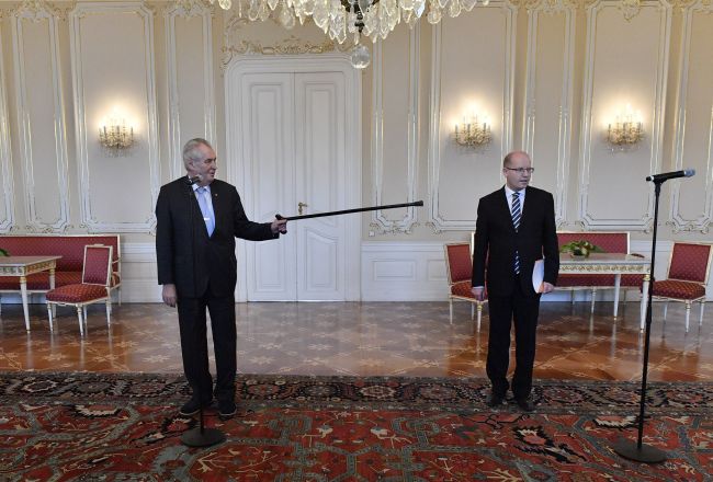 Sobotka tvrdí, že Babiš a Zeman spolu uzavreli pakt. Hrad aj Babiš to odmietli