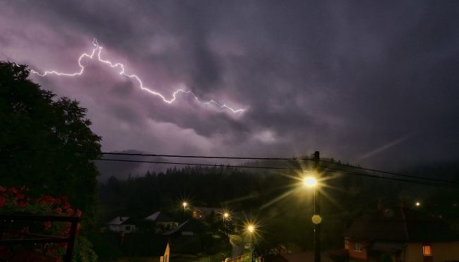 Na strednom a východnom Slovensku sa môžu vyskytnúť búrky