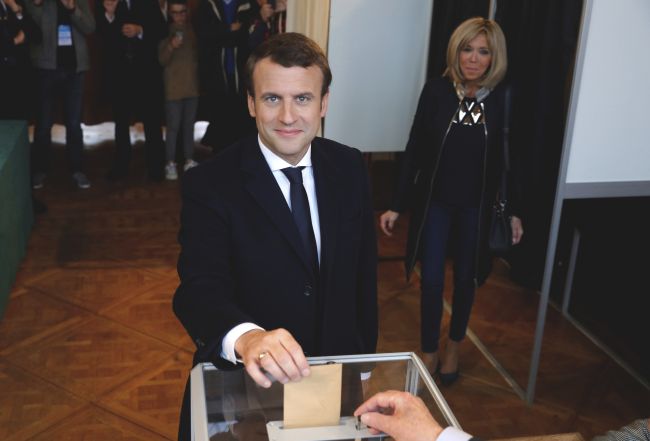 Víťazom francúzskych prezidentských volieb je podľa odhadov Macron