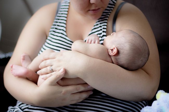 Matky po materskej sa pred nástupom do práce musia z poistenia odhlásiť