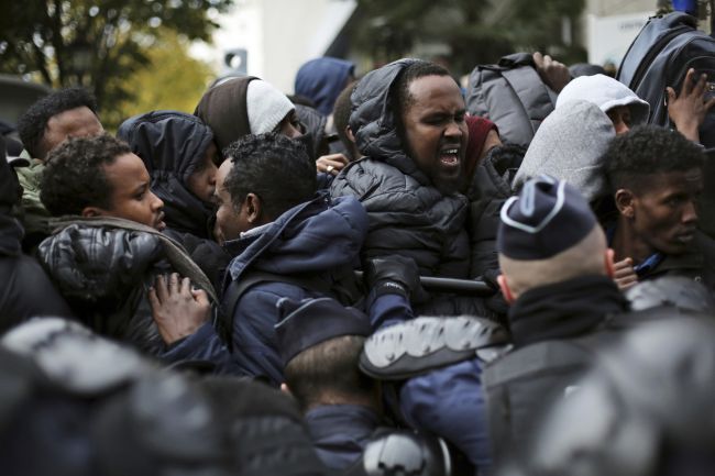V Paríži vypratali tábor vytvorený utečencami