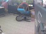 Video: Do internetovej kaviarne vtrhol had a napadol zákazníkov