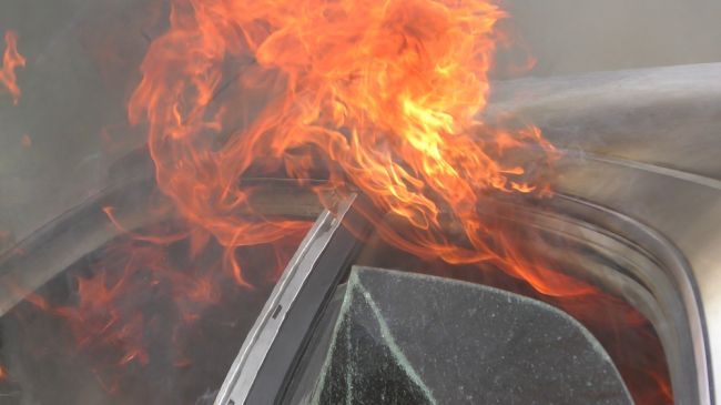 Pri požiari motorového vozidla zahynul muž doposiaľ neznámej totožnosti