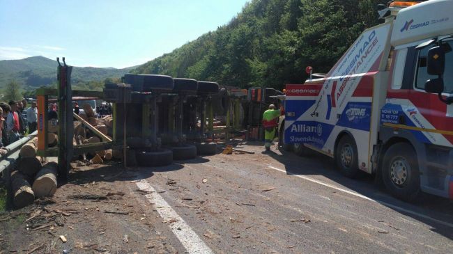 Foto: Vážna dopravná nehoda na R1 si vyžiadala ťažko raneného